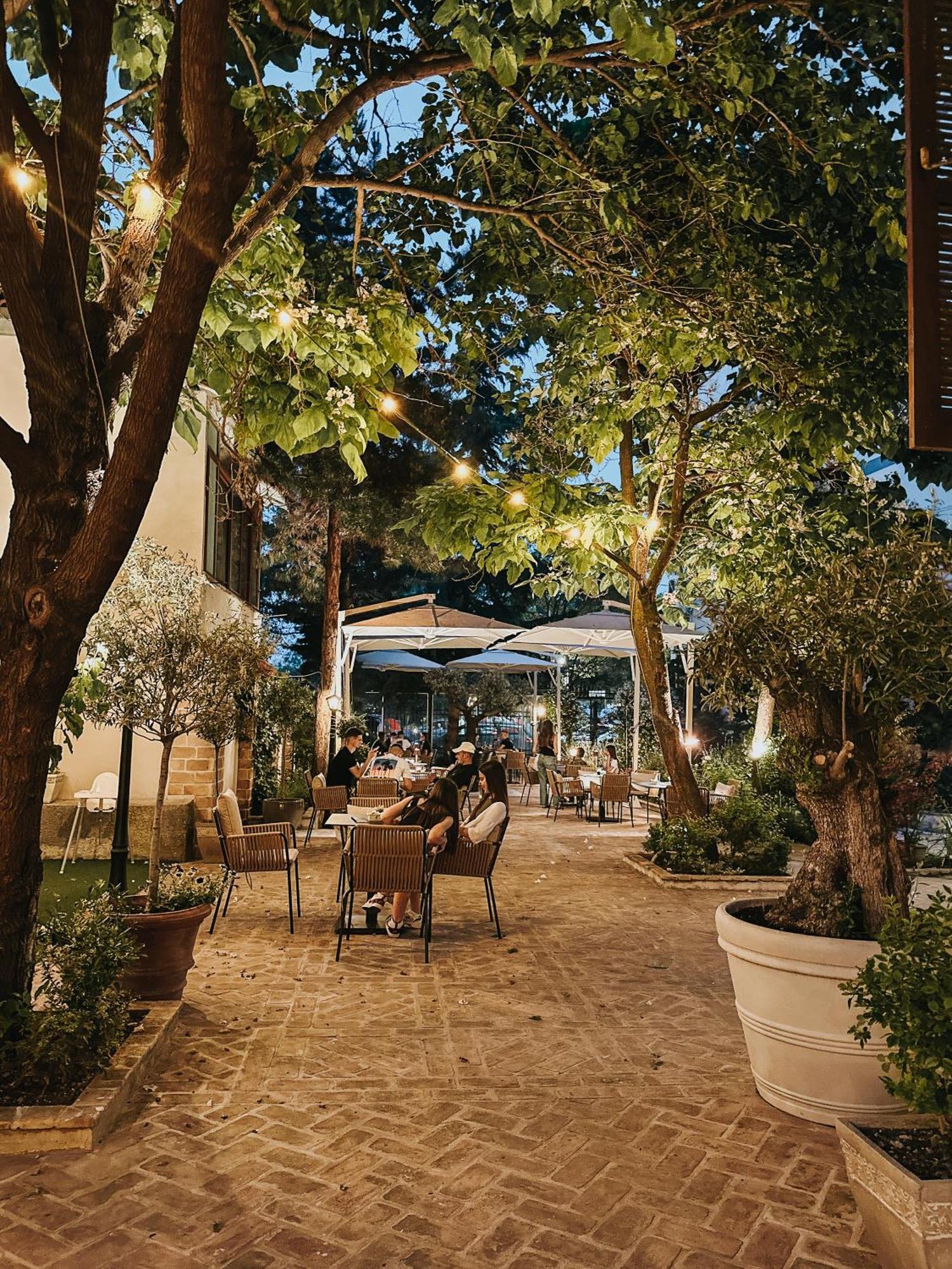 Seven Cafe & Hotel 포그라데츠 외부 사진